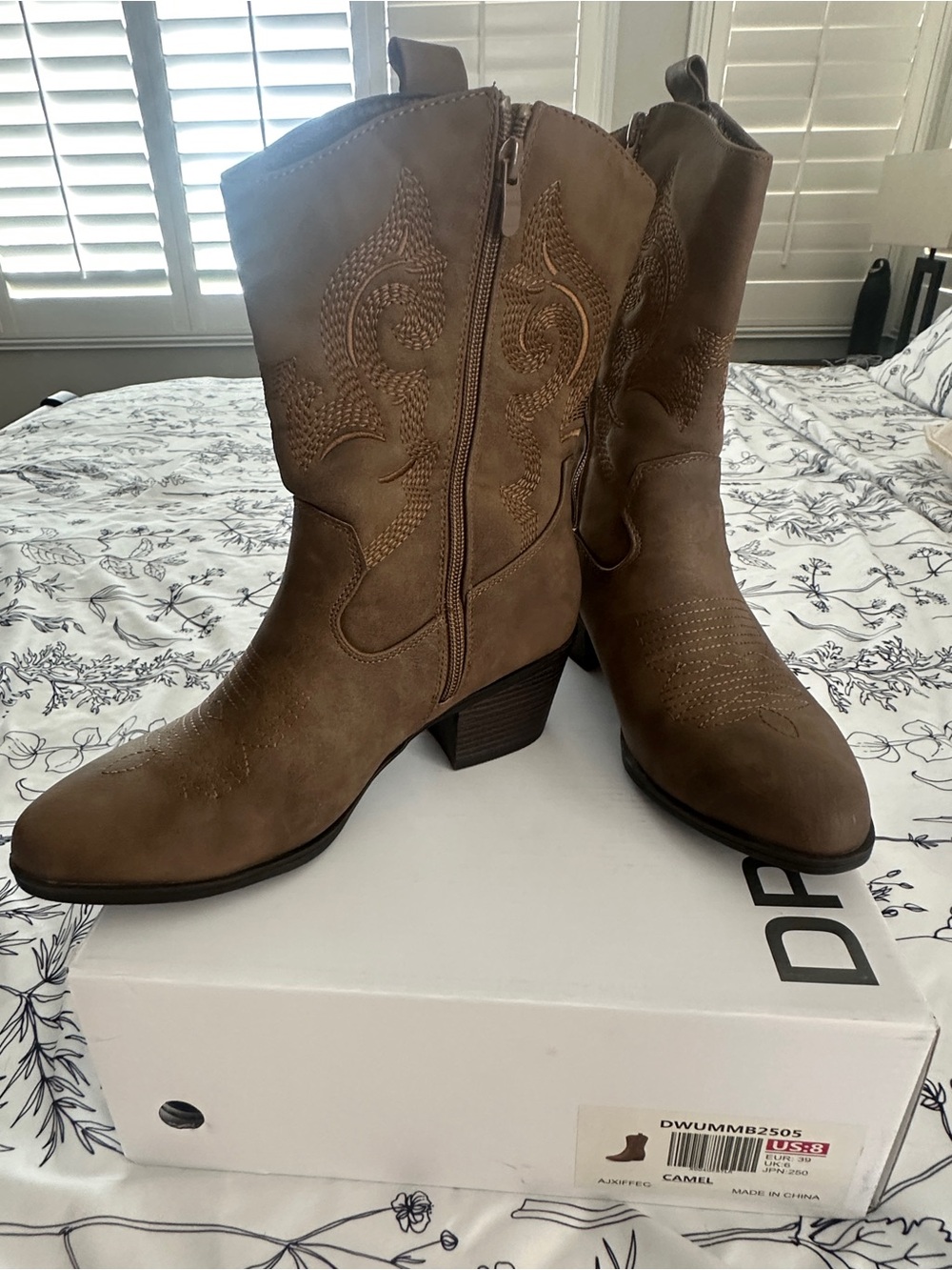 Dream Pairs Taupe Western Ankle Boots with Embroidered Detail size 8